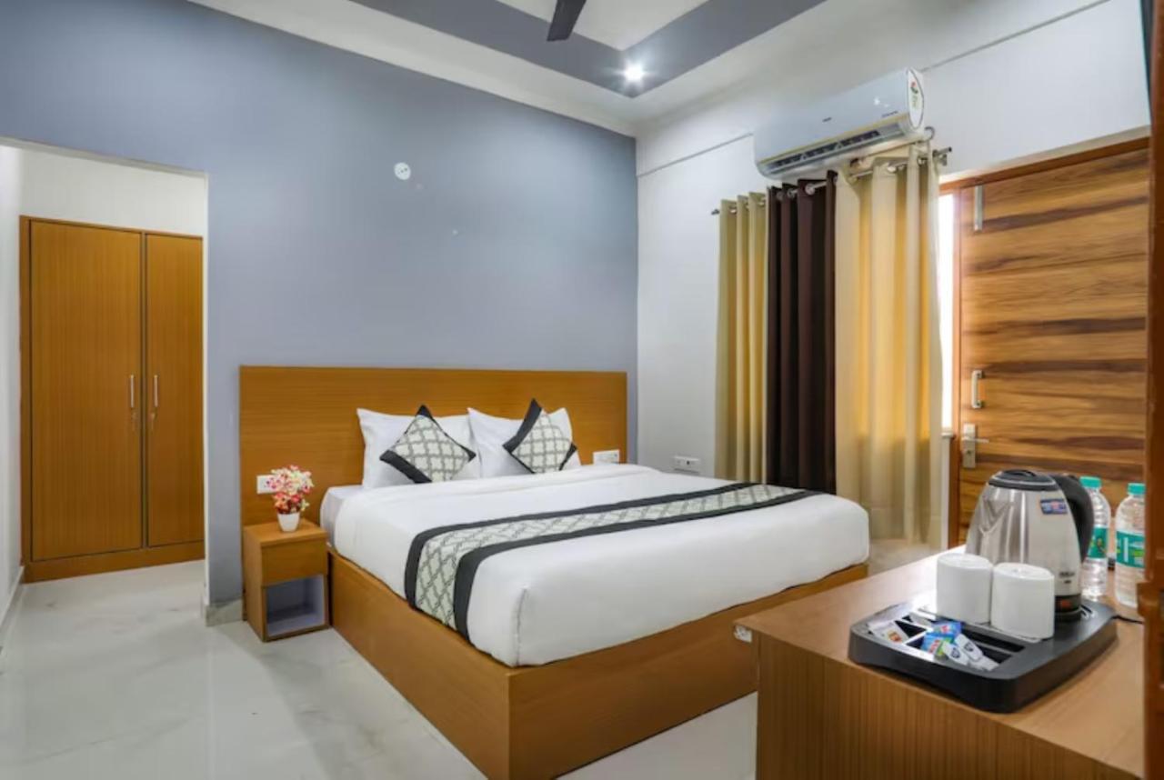 Hotel The Castle Blue Greater Noida Esterno foto