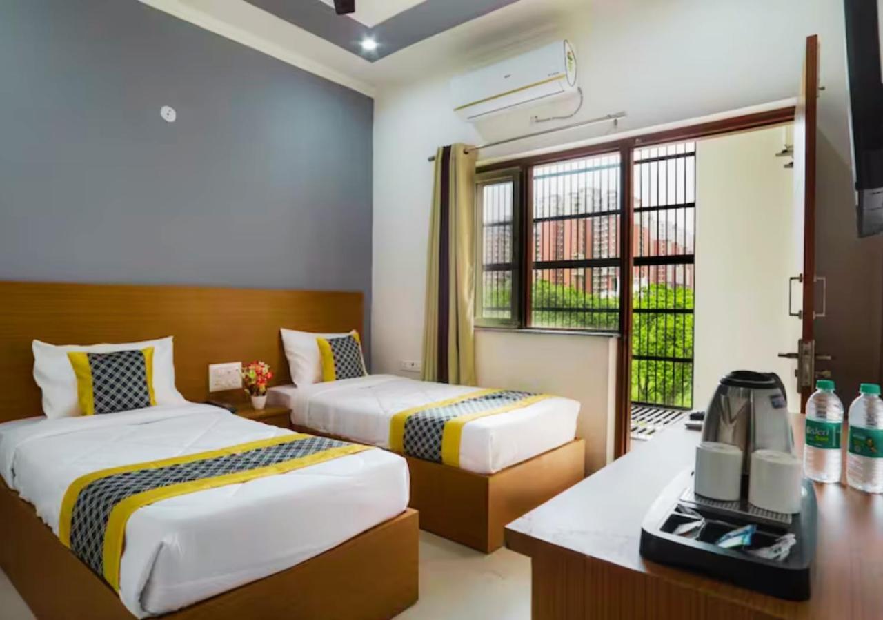 Hotel The Castle Blue Greater Noida Esterno foto