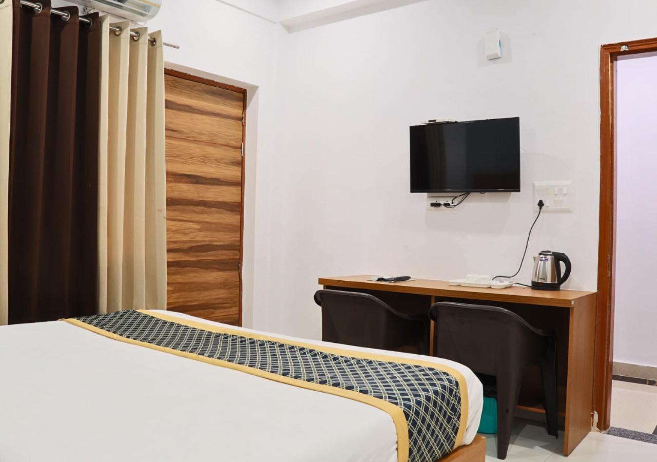 Hotel The Castle Blue Greater Noida Esterno foto